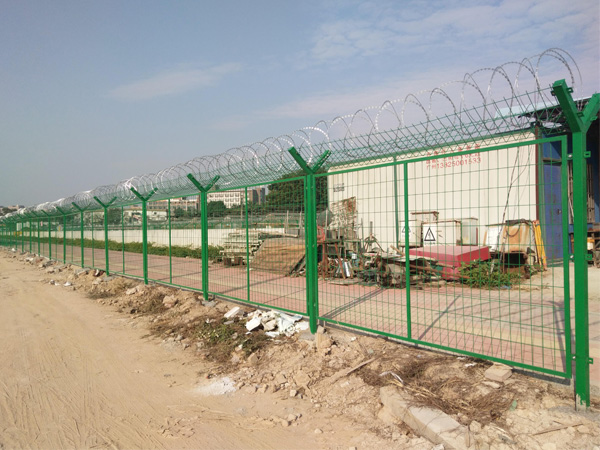 鐵絲網(wǎng)圍欄 鐵絲網(wǎng)圍欄